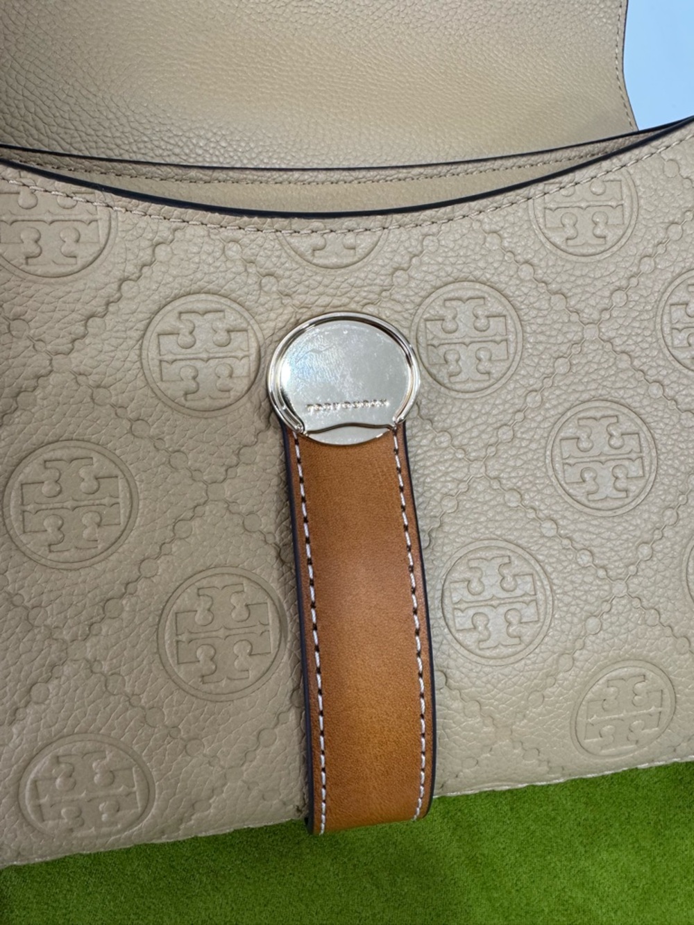 T MONOGRAM PEBBLED SOFT SMALL SHOULDER BAG - Picture 2 of 10